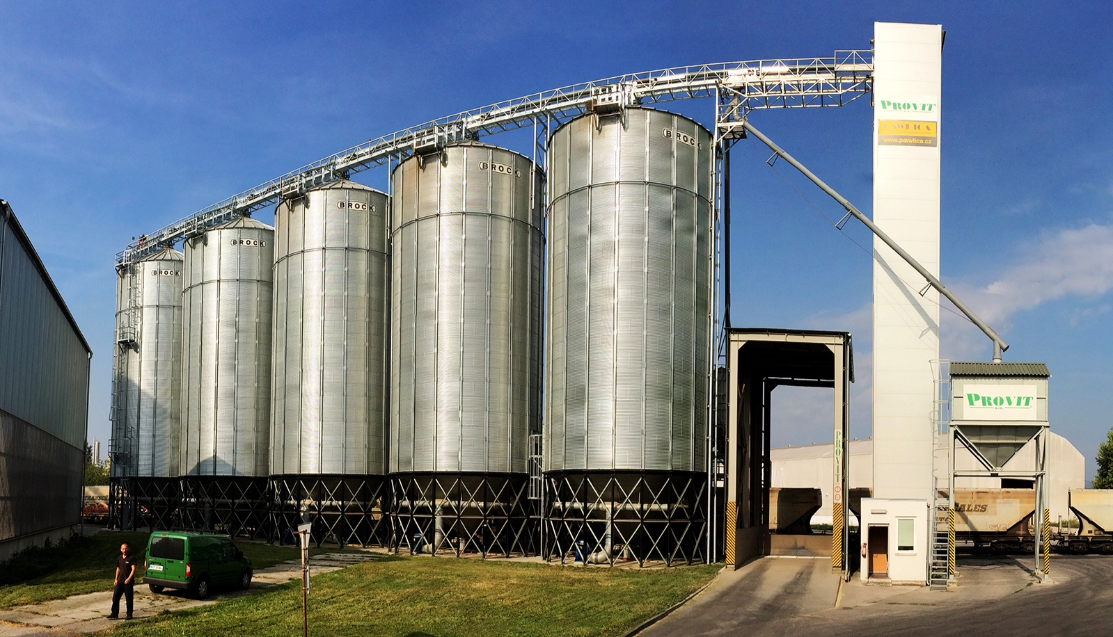 Brock stiffened hopper bins